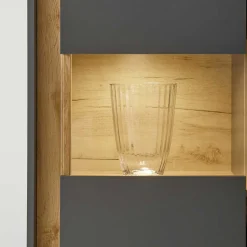 Hohe Vitrine Uzniana